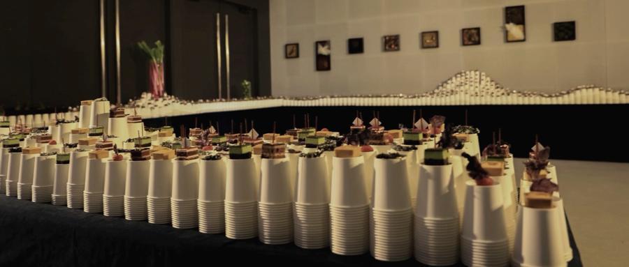 ソニーのケータリング。3万個の紙コップで装飾